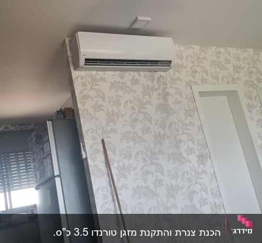 מזגן מותקן על קיר עם טפט פרחוני